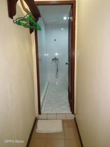 古晋古晋海滨旅舍的带淋浴的浴室和玻璃门