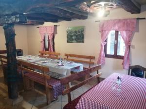 Jalovik IzvorStara Planina Vila Vesela kuca的一间带桌子和两把椅子的用餐室