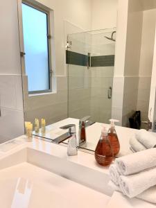 帕西菲卡Anchor Inn Pacifica的白色的浴室设有水槽和镜子