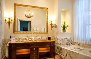 佛罗伦萨佛罗伦萨四季酒店的带浴缸、水槽和镜子的浴室