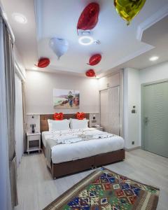 伊斯坦布尔OBAHAN HOTEL-Special Class的一间卧室设有一张大床,天花板上装饰有红色的装饰