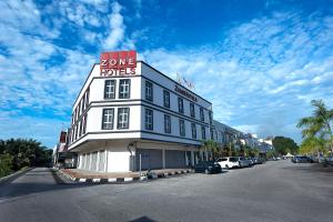 Teluk Panglima GarangZONE Hotels, Telok Panglima Garang的白色的建筑,上面有标志