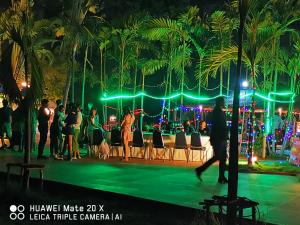 坤敬RS Phong Riverside Resort的一群人晚上站在舞台上