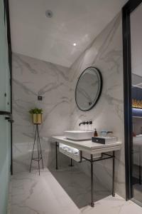 Tian Yi International Hotel 天艺国际酒店的一间浴室