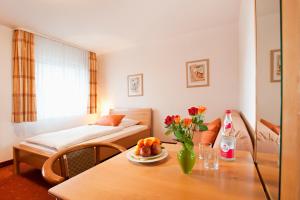 纽伦堡凯弗尔施泰因加尼酒店的小房间设有桌子和床