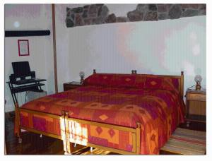 San Giorio埃维莉娜住宿加早餐旅馆的一间卧室配有一张床和一架钢琴