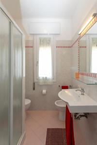 利多迪耶索罗Appartamenti Bedin, JESOLO LIDO的一间带水槽、卫生间和淋浴的浴室