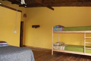 埃尔索韦维奥Yateí-house的一间卧室设有两张双层床和黄色的墙壁