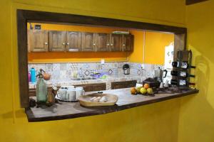 埃尔索韦维奥Yateí-house的厨房配有水果柜台