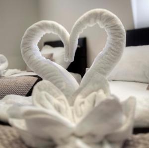 伦敦NOX Belsize Park的床上的两条心形毛巾