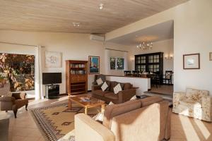 卡尼索Villa Albatroz的客厅配有两张沙发和一台电视机