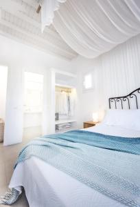 图罗斯阿迪西洛度假屋的白色卧室设有两张床和白色天花板