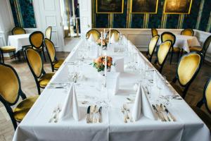 明斯特施洛斯维尔金赫吉酒店的长白桌子,带眼镜和餐巾