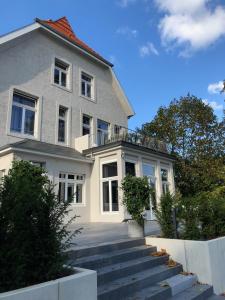 海因斯贝格Villa Glanzstoff的前面有楼梯的大房子