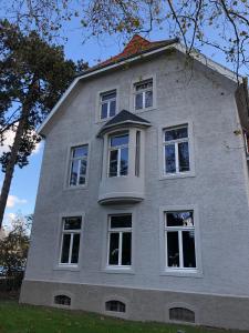 海因斯贝格Villa Glanzstoff的房屋的一侧设有白色窗户