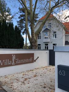 海因斯贝格Villa Glanzstoff的房屋前的别墅 ⁇ 的标志