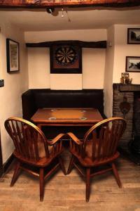 登特The Sun Inn的一张木桌和两张椅子