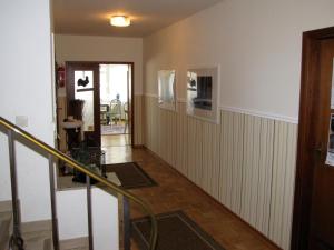 博尔库姆纳加德斯坦德酒店的走廊上设有楼梯和门