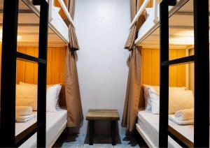 科隆B&B Backpackers的客房设有两张双层床和一张桌子。