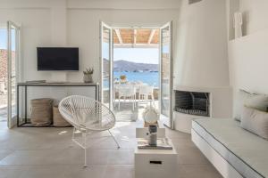 基斯诺斯Eneos Kythnos Beach Villas-Executive and Premium Villas的带沙发和电视的白色客厅