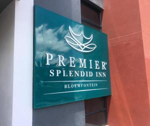 布隆方丹Premier Splendid Inn Bloemfontein的建筑物一侧的标志