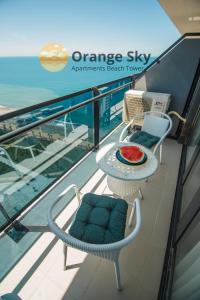 巴统Orange Sky Apartments Beach Tower的一个带桌椅的海景阳台