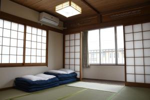 别府Onsenyado Hamayu Nagi的带窗户的客房内设有两张床的房间