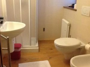 阿拉艾尔波霍公寓式酒店的浴室配有白色卫生间和盥洗盆。