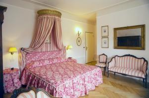 帕尔马帕拉索戴拉罗萨普拉堤酒店的一间卧室配有一张粉红色的床和天蓬