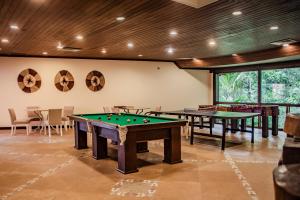 伊塔卡雷巴伊亚州环保度假酒店的台球室,配有两张桌子和一张台球桌
