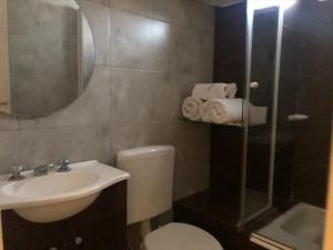 布兰卡港Apartment Lam62的浴室配有卫生间、盥洗盆和淋浴。