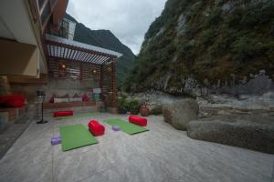 马丘比丘卡萨得索尔麦池皮池酒店的山边的地板上设有绿色垫子的房间