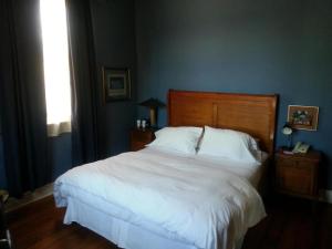 瓦尔帕莱索曼诺尔阿特金森酒店的卧室设有一张白色大床和一扇窗户。