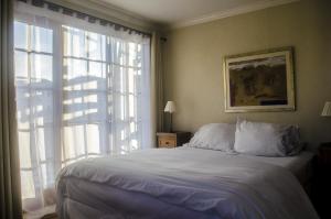 瓦尔帕莱索曼诺尔阿特金森酒店的一间卧室设有一张床和一个大窗户