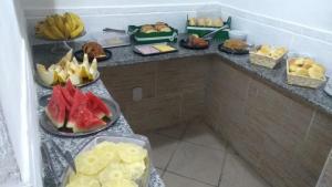 卡波布里奥Pousada Balbino的自助餐,包括水果和其他食物在柜台上