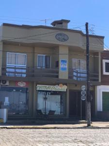南圣洛伦索Lindo Apto. Frente Praia (Cond. Dom Felippe)的街角上带有标志的建筑