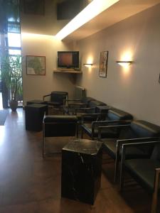 罗德兹罗德兹基里亚德酒店的一间设有椅子和平面电视的等候室