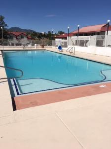 格洛布Motel 6-Globe, AZ的大楼内一个蓝色的大型游泳池