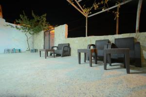 瓦迪穆萨Petra Lion Hotel的沙子里的一组桌椅