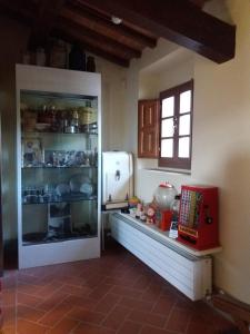 OlmiCasa di Zela的厨房配有白色冰箱和窗户。