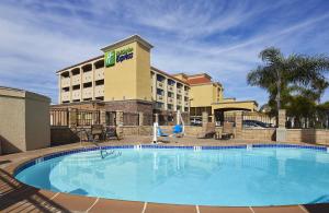 纳欣诺市圣地亚哥南智选假日酒店的酒店前方设有大型游泳池