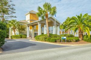 圣西蒙斯岛圣西蒙斯岛智选假日酒店的一座棕榈树大房子前面
