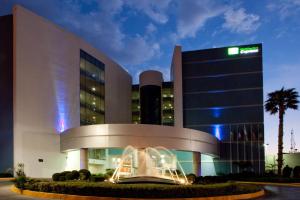 圣路易斯波托西Holiday Inn Express San Luis Potosí, an IHG Hotel的一座建筑前面有喷泉