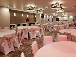 塔科马Holiday Inn Tacoma Mall, an IHG Hotel的宴会厅配有白色的桌椅