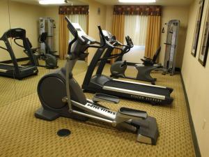 米德瓦尔盐湖城南米德瓦尔智选假日酒店的一间健身房,里面设有数台有氧运动器材