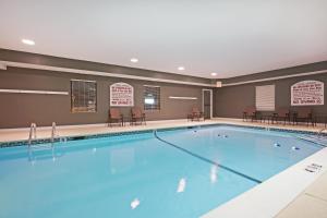 North Attleboro诺斯阿特尔伯勒快捷假日酒店的在酒店房间的一个大型游泳池