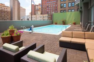 费城费城市中心快捷假日酒店的建筑物屋顶上的游泳池