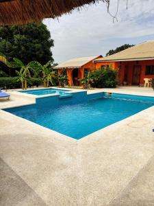 ToubakoutaB & B Mariamacounda的房屋前的游泳池