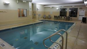 吉布森智选假日酒店 内部或周边的泳池