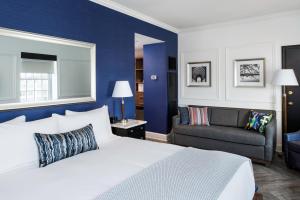 华盛顿菲尼克斯公园酒店的酒店客房,配有床和沙发